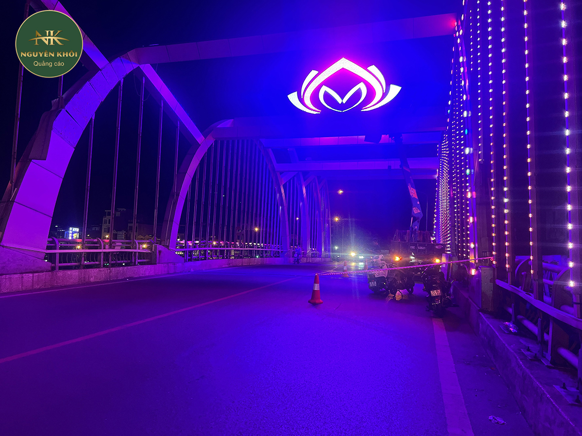 Dự án thay mới logo Hoa Sen trên cầu Tam Bạc