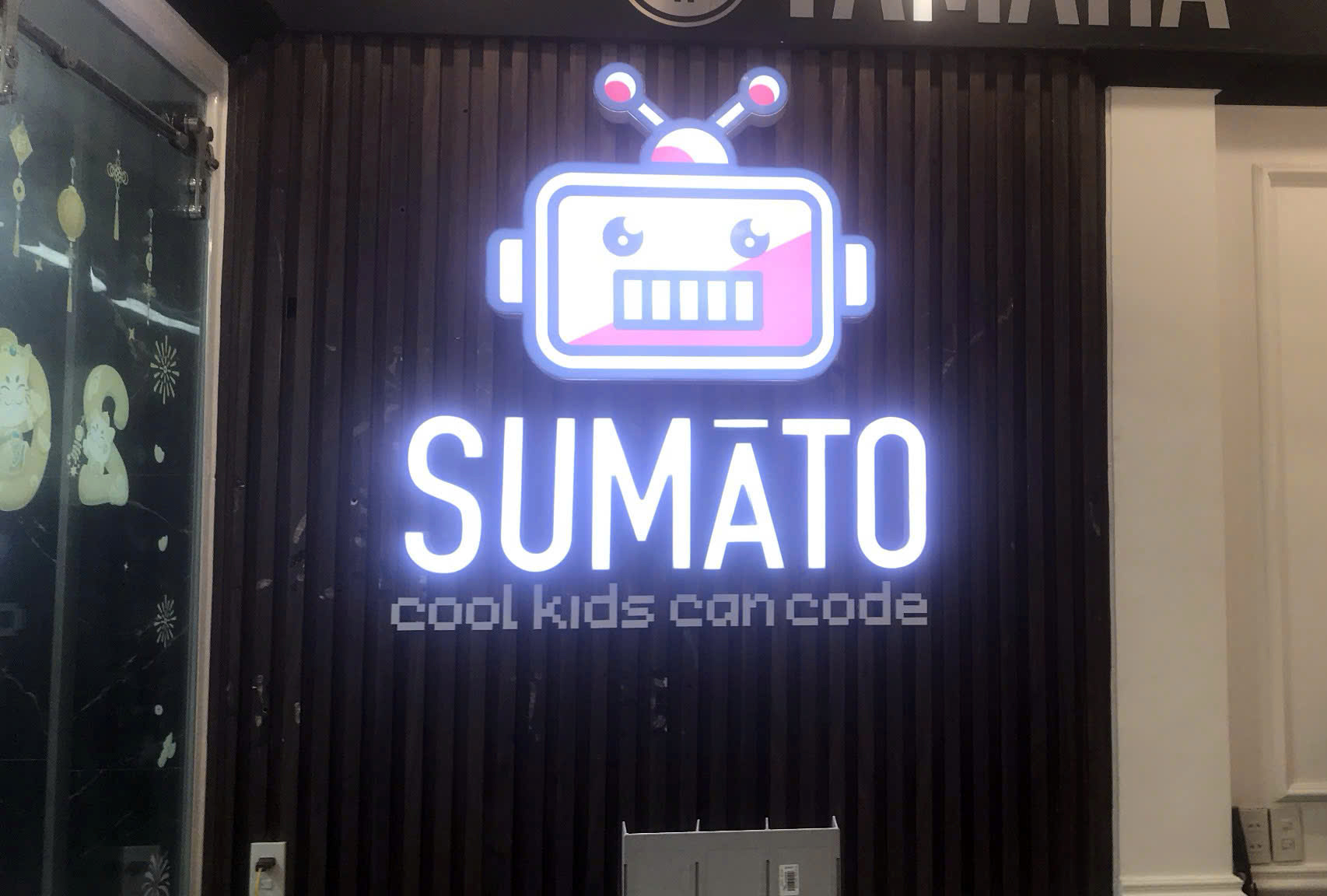Vách làm sóng chữ nổi có đèn LED SUMATO