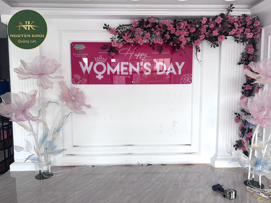 Biễn vẫy treo Happy Women's Day